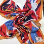 Châle en crêpe à motifs