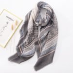 Foulard en lin à motifs gris